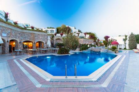 ROYAL ASARLIK BEACH HOTEL AND SPA Pools & Beach